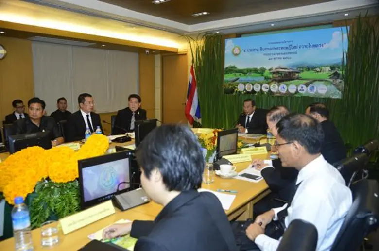 พลเอก ฉัตรชัย สาริกัลยะ รัฐมนตรีว่าการกระ...