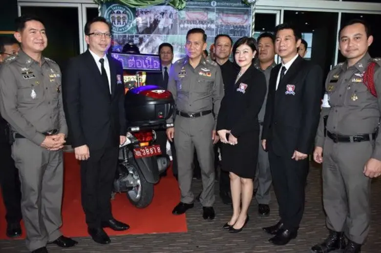 พลตำรวจเอกเฉลิมเกียรติ ศรีวรขาน (ที่ 3 จา...