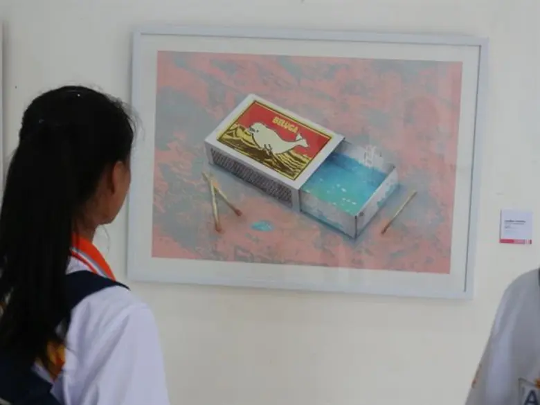 ครอบครัวหมูยืนเรียงรายต้อนรับผู้มาเยือน ก...