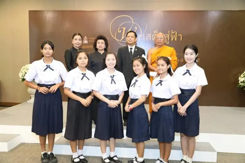 วธ.เปิดตัวจดหมายเหตุ “พระเสด็จสู่ฟ้า ราษฎร์ล้วนอาลัย” รวบรวม 189 บทกวี-ภาพถ่าย แสดงความอาลัยและน้อมรำลึกในพระมหากรุณาธิคุณในหลวง ร.9