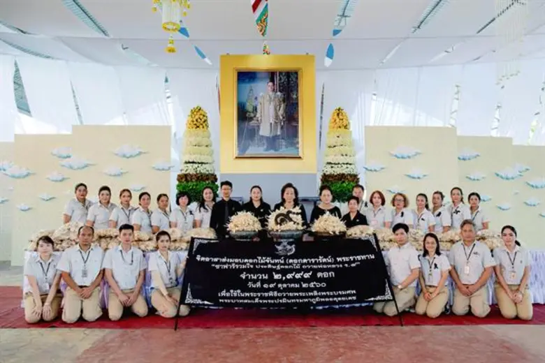 คุณอาภา คิ้วคชา (คนกลาง) กรรมการผู้จัดการ...