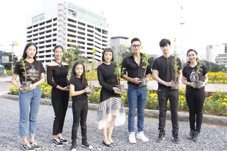 คุณตู่ ปิยวดี นำทีมทัพนักแสดง ร่วมปลูกดอกดาวเรือง โครงการ “หยาดเหงื่อพระราชา”