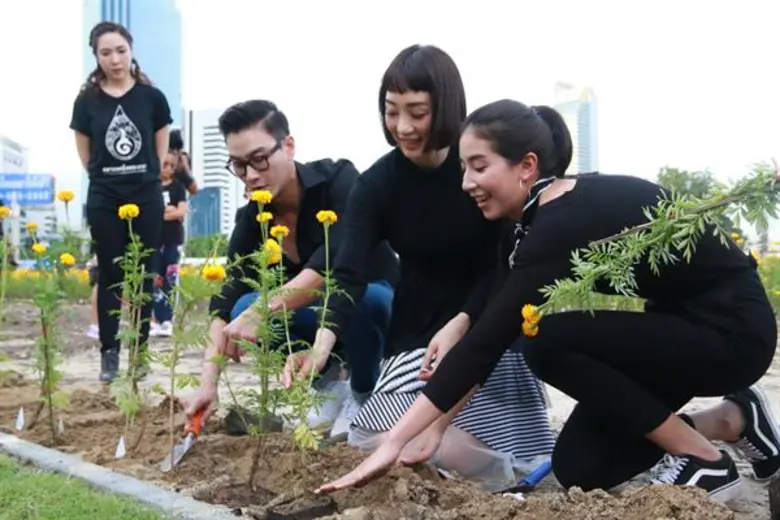 คุณตู่ ปิยวดี นำทีมทัพนักแสดง ร่วมปลูกดอกดาวเรือง โครงการ “หยาดเหงื่อพระราชา”