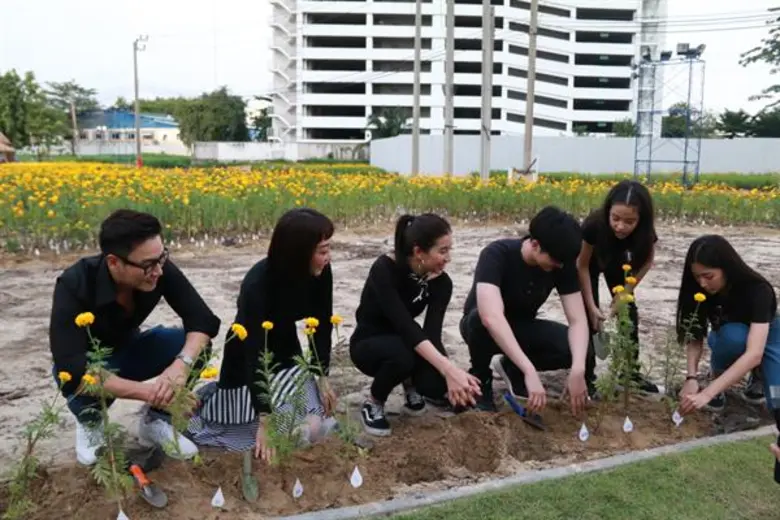 คุณตู่ ปิยวดี นำทีมทัพนักแสดง ร่วมปลูกดอกดาวเรือง โครงการ “หยาดเหงื่อพระราชา”