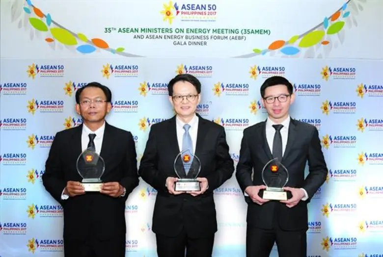 นายธนากร เลี่ยวไพรัตน์ (ขวาสุด) ผู้ช่วยรอ...