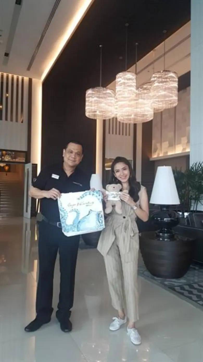 นายมกริน พรหมโยธี (ซ้าย) ผู้จัดการทั่วไปโ...