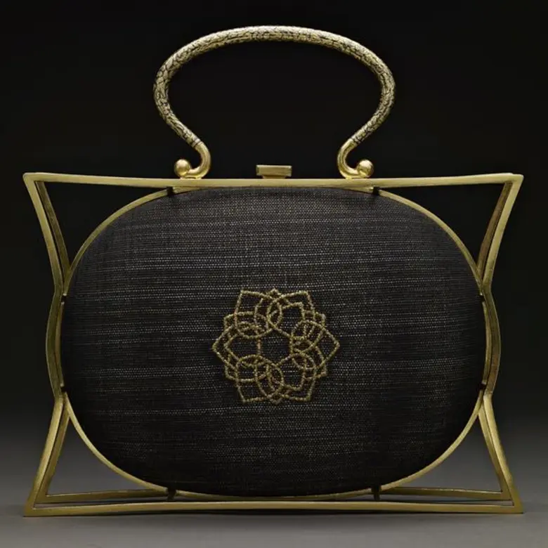 “พญา” ออกแบบกระเป๋าคอลเลกชั่นพิเศษ “ณพัฒน์” เพื่อ “มูลนิธิชัยพัฒนา”