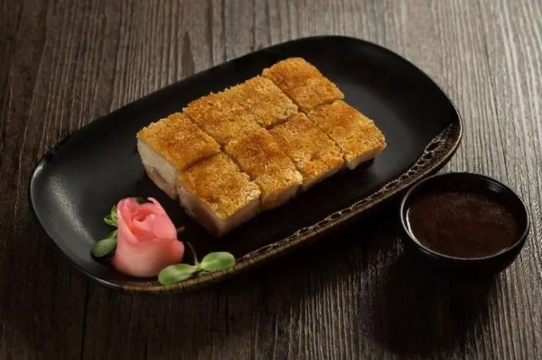 ที่ห้องอาหารจีนหลิว "หมูกรอบซอสสับปะรด" เ...