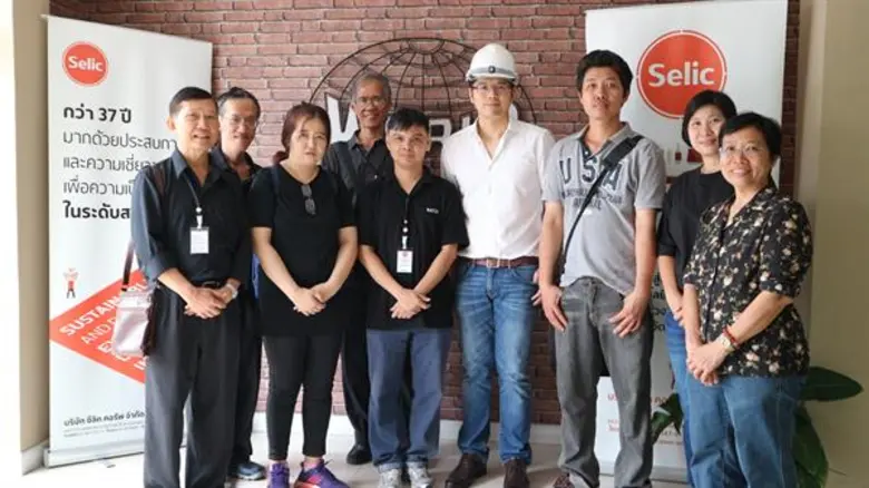 นายเอก สุวัฒนพิมพ์ (ลำดับที่ 4 จากขวาสุด)...