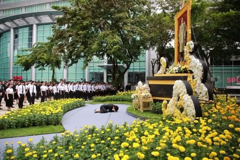 SPU: ม.ศรีปทุม จัดพิธี “ศิระกรานเบื้องพระยุคลบาท น้อมเกล้าฯ ส่งเสด็จพระภูบาล นวมินทร์ สู่สวรรคาลัย” ในหลวงรัชกาลที่๙