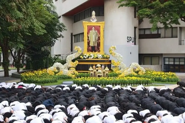 SPU: ม.ศรีปทุม จัดพิธี “ศิระกรานเบื้องพระยุคลบาท น้อมเกล้าฯ ส่งเสด็จพระภูบาล นวมินทร์ สู่สวรรคาลัย” ในหลวงรัชกาลที่๙