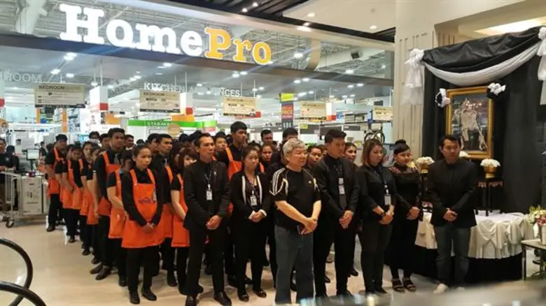 คณะผู้บริหาร พร้อมพนักงาน ผู้ประกอบการร้า...