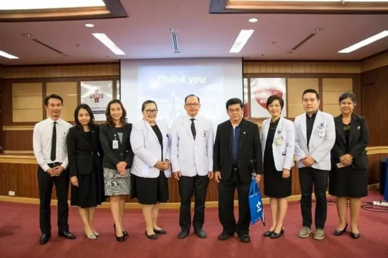 รพ.จุฬารัตน์ 3 อินเตอร์ นำโดย นายแพทย์กำพ...