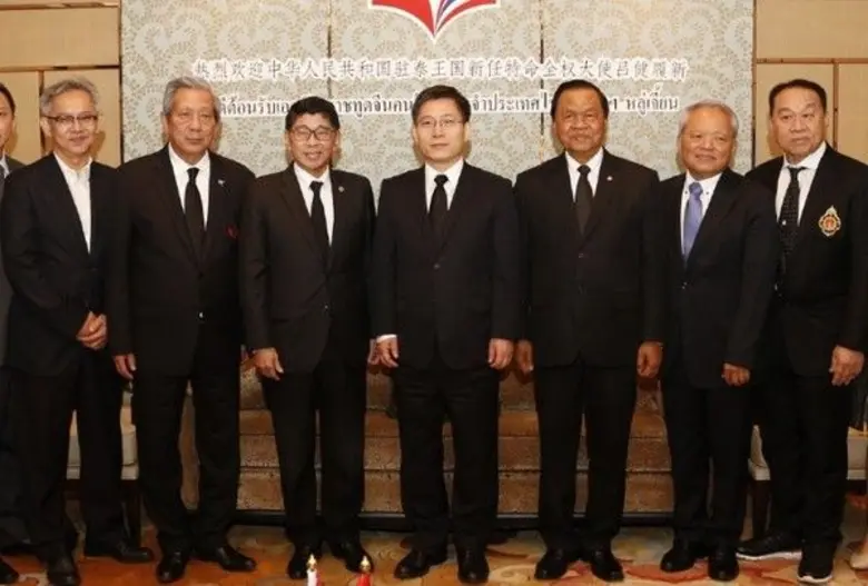 คุณพินิจ จารุสมบัติ (ที่ 2 จากซ้าย) ประธา...