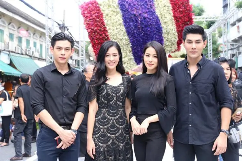 “เอี้ยง-โบว์ลิ่ง-แนน-มังกร” ตื่นตาตื่นใจ สุดอลังการซุ้ม “ดอกไม้เพื่อพ่อ” ไว้อาลัยในหลวงรัชกาลที่ 9