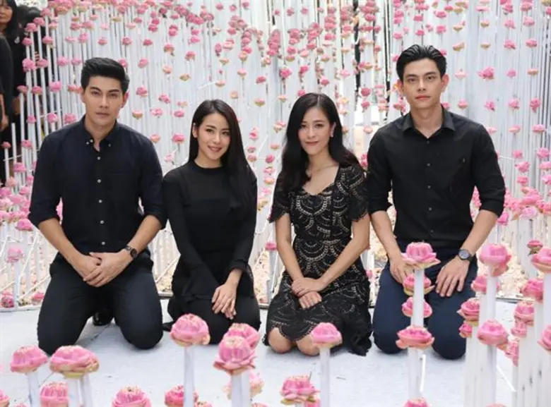 “เอี้ยง-โบว์ลิ่ง-แนน-มังกร” ตื่นตาตื่นใจ สุดอลังการซุ้ม “ดอกไม้เพื่อพ่อ” ไว้อาลัยในหลวงรัชกาลที่ 9