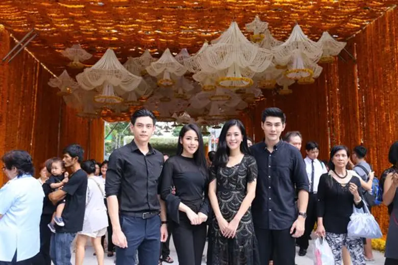 “เอี้ยง-โบว์ลิ่ง-แนน-มังกร” ตื่นตาตื่นใจ สุดอลังการซุ้ม “ดอกไม้เพื่อพ่อ” ไว้อาลัยในหลวงรัชกาลที่ 9