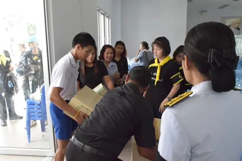 สคร.12 ร่วมสมทบอาหาร น้ำดื่ม และสิ่งของจำเป็น ร่วมงานพระราชพิธีถวายพระเพลิงพระบรมศพฯ ให้ประชาชนชาวจังหวัดสงขลา