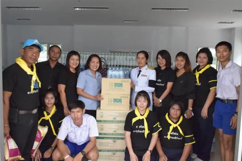 สคร.12 ร่วมสมทบอาหาร น้ำดื่ม และสิ่งของจำเป็น ร่วมงานพระราชพิธีถวายพระเพลิงพระบรมศพฯ ให้ประชาชนชาวจังหวัดสงขลา