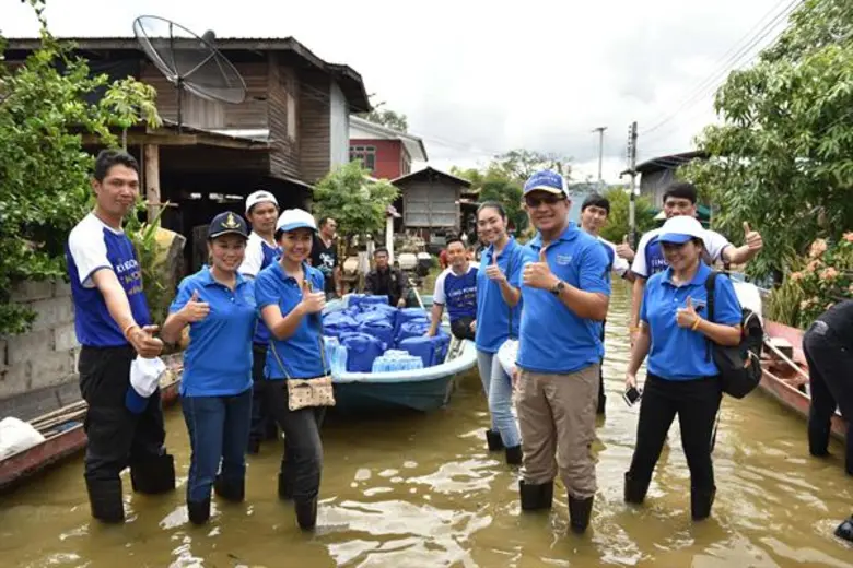 คิง เพาเวอร์ ร่วมกับ ไทยแอร์เอเชีย มอบกระเป๋ายังชีพช่วยผู้ประสบอุทกภัยในจังหวัดขอนแก่น