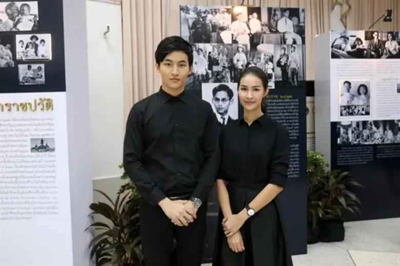 “บอส – มิ้ม – โอห์ม”  ร่วมงานระลึก 1 ปี สวรรคต รพ. ศิริราช  “ร้อยหมุดหนังยาง พระบรมฉายาลักษณ์ รัชกาลที่ ๙”