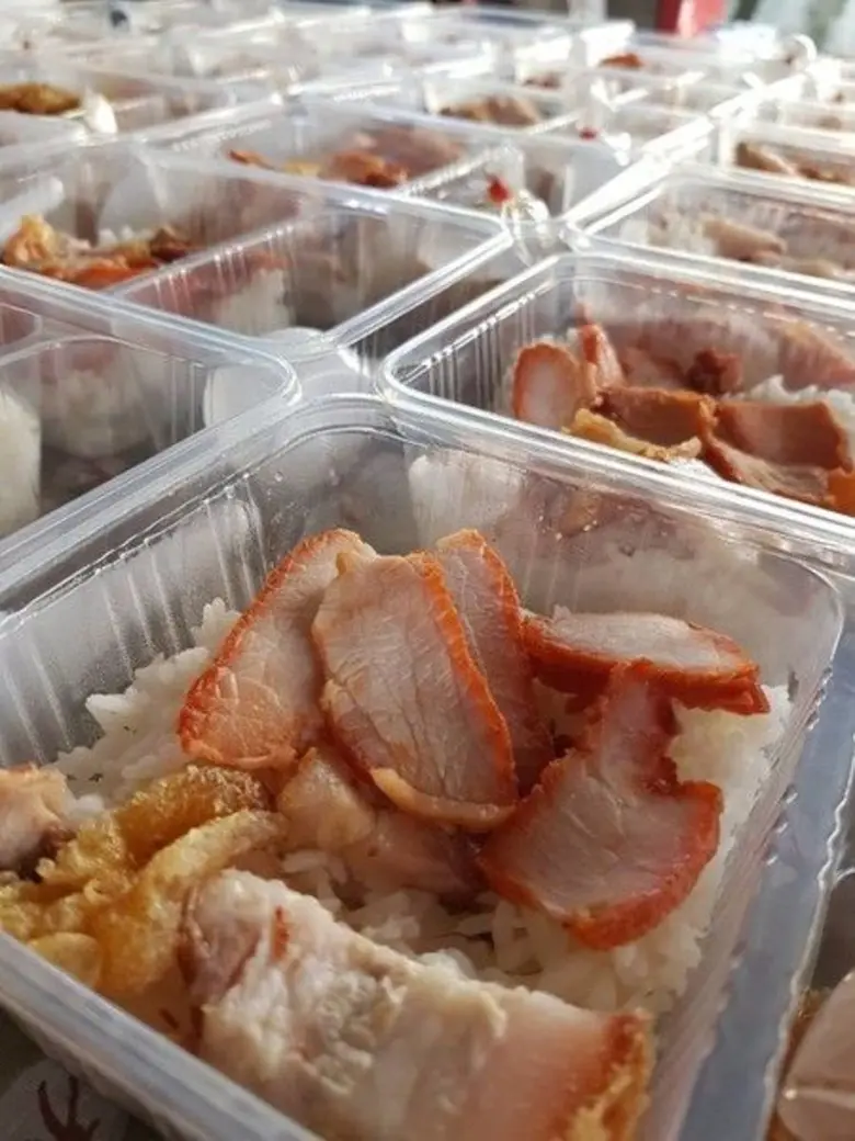 ทริปเปิล เจฯ ร่วมกันทำอาหารแจกฟรีให้แก่ประชาชน ขอมีส่วนร่วมทำความดีถวายพ่อหลวง