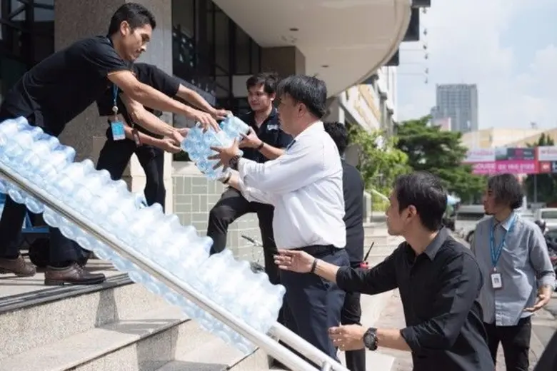 กรุงเทพประกันชีวิต ร่วมทำดีถวายพ่อ มอบน้ำดื่ม 120,000 ขวด บริการประชาชน ณ จุดถวายดอกไม้จันทน์