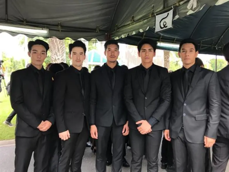 ผู้บริหาร-ผู้ผลิตฯ-นักแสดง-ผู้ประกาศข่าว ช่อง 7 สี กว่า 100 คน ร่วมพิธีถวายดอกไม้จันทน์ ณ ซุ้มถวายดอกไม้จันทน์ สวนจตุจักร