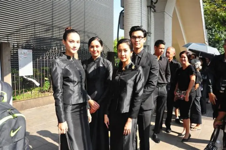 ผู้บริหาร-ผู้ผลิตฯ-นักแสดง-ผู้ประกาศข่าว ช่อง 7 สี กว่า 100 คน ร่วมพิธีถวายดอกไม้จันทน์ ณ ซุ้มถวายดอกไม้จันทน์ สวนจตุจักร