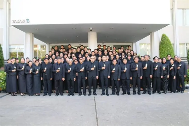 ผู้บริหาร-ผู้ผลิตฯ-นักแสดง-ผู้ประกาศข่าว ช่อง 7 สี กว่า 100 คน ร่วมพิธีถวายดอกไม้จันทน์ ณ ซุ้มถวายดอกไม้จันทน์ สวนจตุจักร