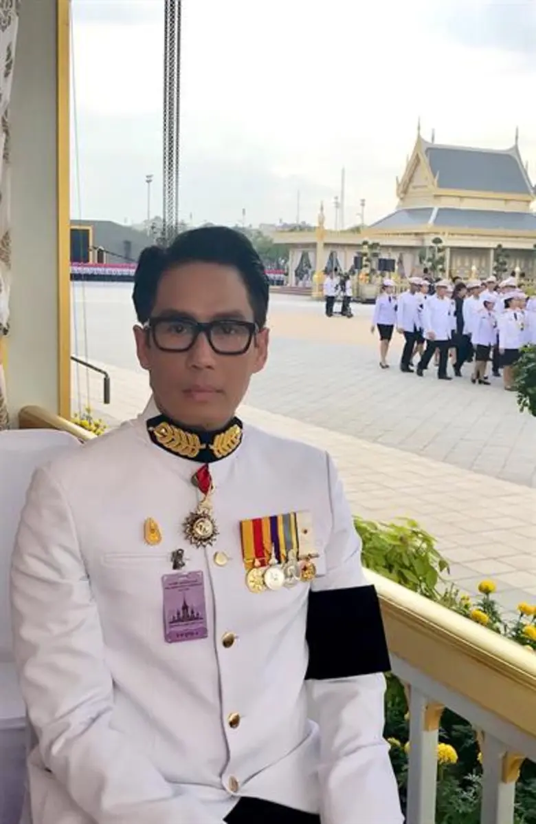 ศิลปินแกรมมี่ เข้าร่วมพิธีถวายดอกไม้จันทน์ พระราชพิธีถวายพระเพลิงพระบรมศพ พระบาทสมเด็จพระปรมินทรมหาภูมิพลอดุลยเดช บรมนาถบพิตร