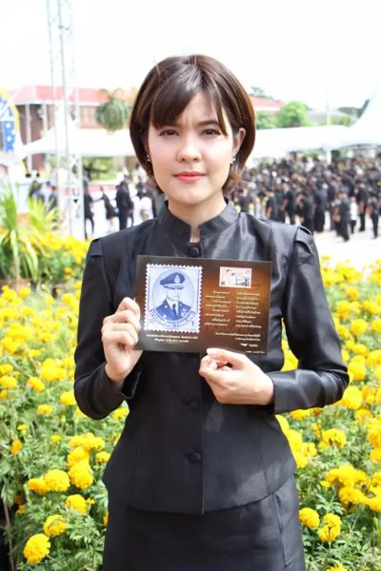 ศิลปินแกรมมี่ เข้าร่วมพิธีถวายดอกไม้จันทน์ พระราชพิธีถวายพระเพลิงพระบรมศพ พระบาทสมเด็จพระปรมินทรมหาภูมิพลอดุลยเดช บรมนาถบพิตร