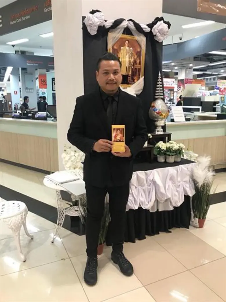 ศิลปินแกรมมี่ เข้าร่วมพิธีถวายดอกไม้จันทน์ พระราชพิธีถวายพระเพลิงพระบรมศพ พระบาทสมเด็จพระปรมินทรมหาภูมิพลอดุลยเดช บรมนาถบพิตร