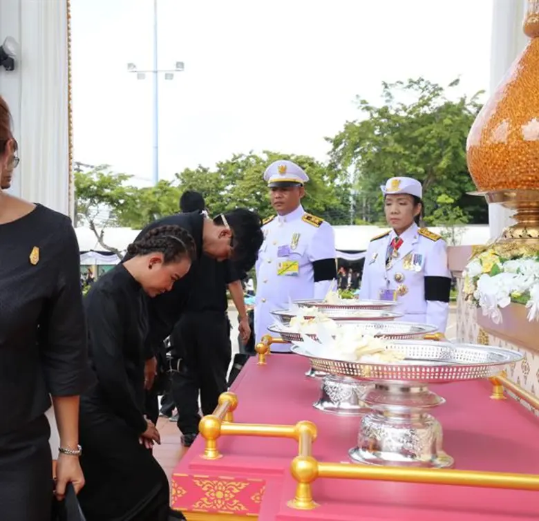 ศิลปินดารา RS สุดอาลัย วางดอกไม้จันทน์ ส่งเสด็จสู่สวรรคาลัย