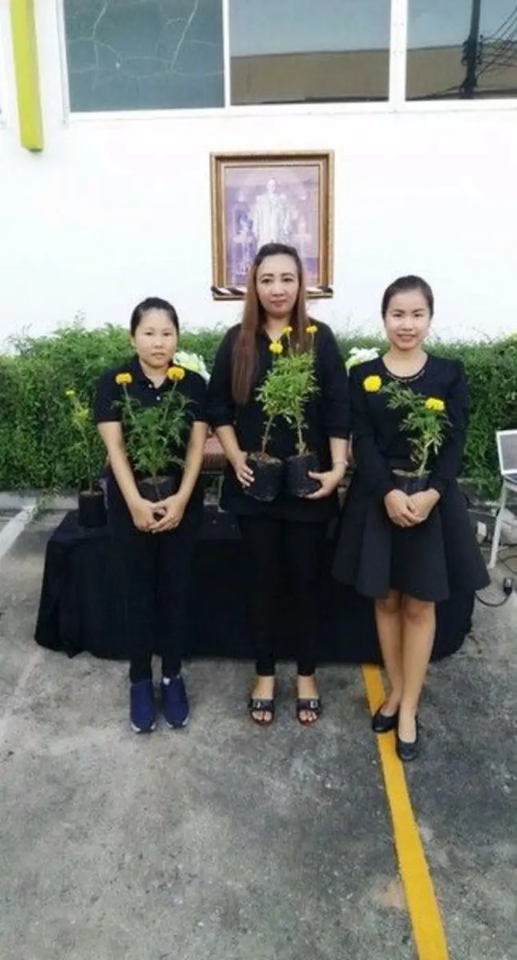 คุณสรวุฒิ บุญวรพัฒน์ กรรมการผู้จัดการ บริษัท พนาพัฒน์ เฮลท์แคร์ จำกัด นำทีมผู้บริหาร และพนักงานจัดกิจกรรมเพื่อน้อมรำลึกถึง พระบาทสมเด็จพระปรมินทรมหาภูมิพลอดุลยเดช