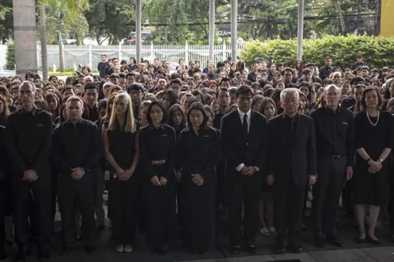 คณะผู้บริหาร เอสโซ่ และ ช่อง 3 น้อมรำลึกในพระมหากรุณาธิคุณและถวายความอาลัย แด่พระบาทสมเด็จพระปรมินทรมหาภูมิพลอดุลยเดช บรมนาถบพิตร