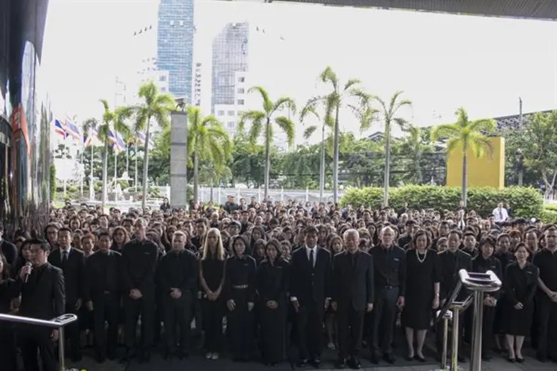 คณะผู้บริหาร เอสโซ่ และ ช่อง 3 น้อมรำลึกในพระมหากรุณาธิคุณและถวายความอาลัย แด่พระบาทสมเด็จพระปรมินทรมหาภูมิพลอดุลยเดช บรมนาถบพิตร