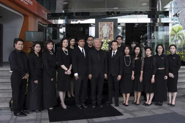 คณะผู้บริหาร เอสโซ่ และ ช่อง 3 น้อมรำลึกในพระมหากรุณาธิคุณและถวายความอาลัย แด่พระบาทสมเด็จพระปรมินทรมหาภูมิพลอดุลยเดช บรมนาถบพิตร