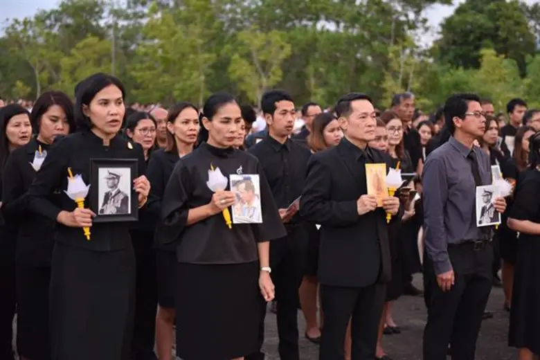 ม.อ.ตรัง พร้อมคนตรังกว่า 2,000 คน ร่วมถวายสัตย์ปฏิญาณและถวายความอาลัย ในหลวง ร.9 ก่อนออกทุกข์