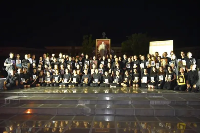 ม.อ.ตรัง พร้อมคนตรังกว่า 2,000 คน ร่วมถวายสัตย์ปฏิญาณและถวายความอาลัย ในหลวง ร.9 ก่อนออกทุกข์