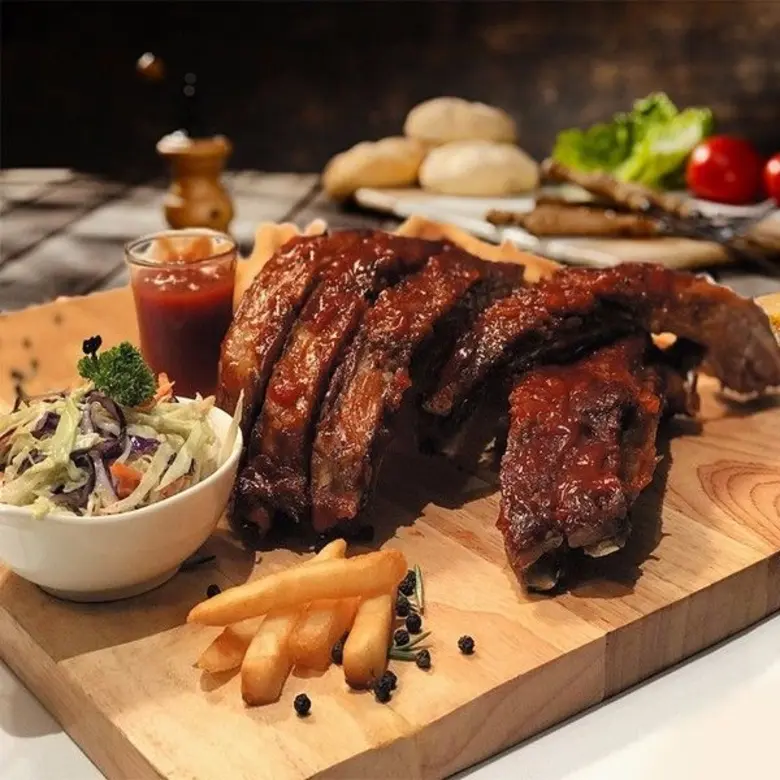 ตลอดเดือนพฤศจิกายน, ห้องอาหารลิควิดบาร์แอ...