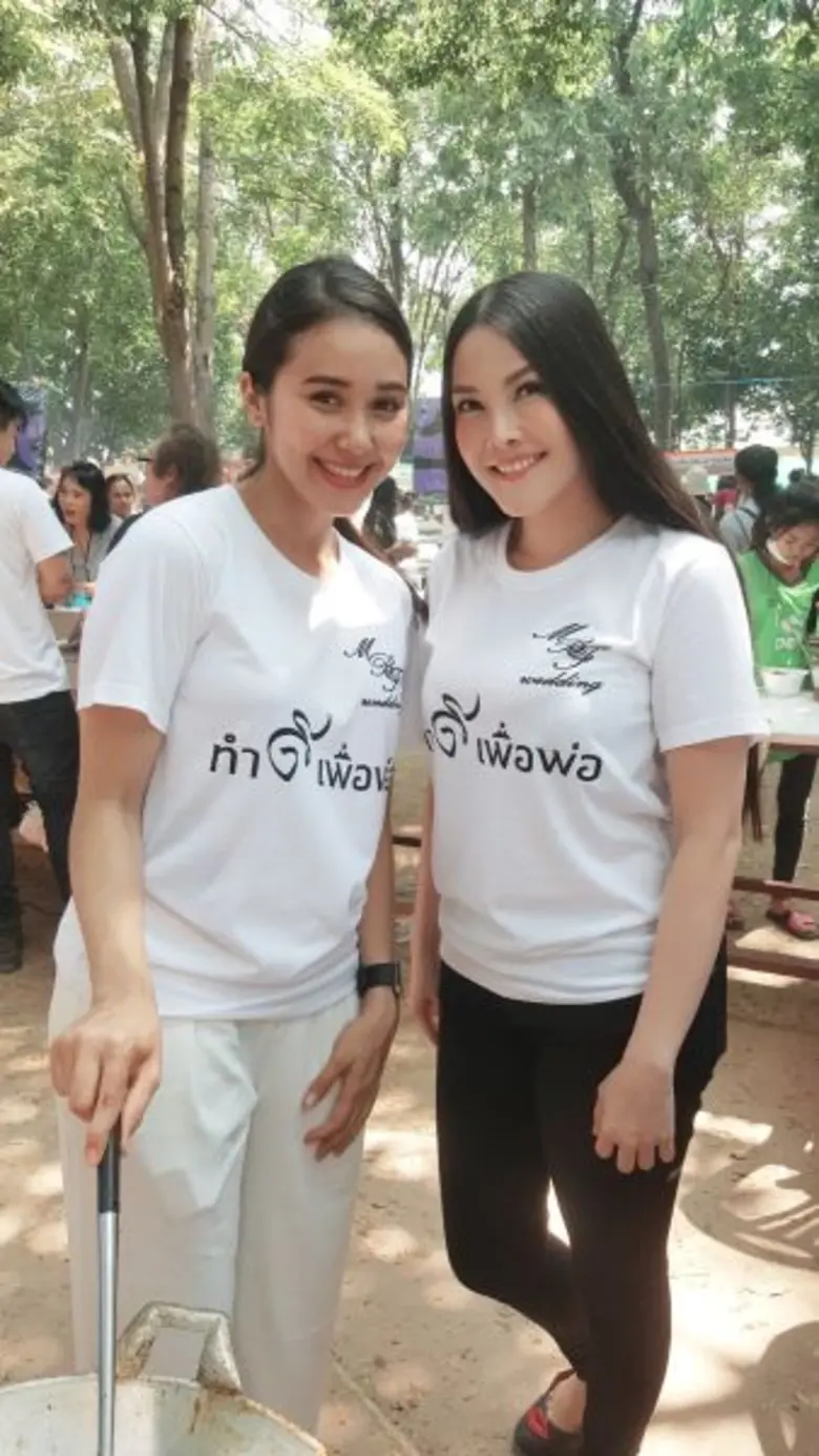 จาด้า นำทีมดาราจิตอาสาเพื่อขับเคลื่อนศีล๕ เปิดโรงทานแจกข้าวไข่เจียว วัดธรรมาราม อยุธยา