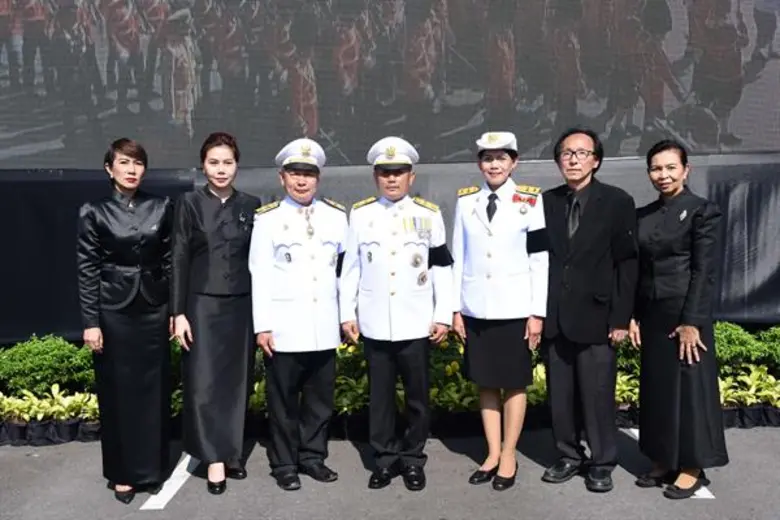 อาทร วงศ์วานิชกิจ (ที่ 2 จากขวา) ผู้อำนวย...