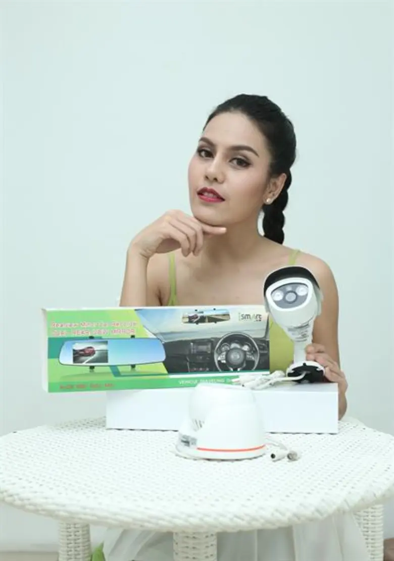 เรียกได้ว่าเป็นดารา นักแสดง และนางแบบสาวท...