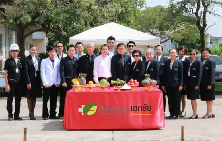 นายแพทย์อำนาจ เอื้ออารีมิตร (แถวหน้าที่ 5...