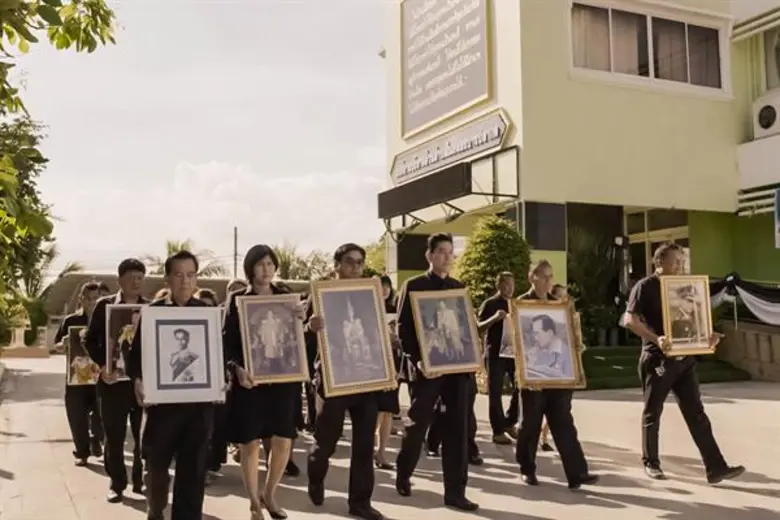 อบต.ในคลองบางปลากด พร้อมชาว พระสมุทรเจดีย์ จ.สมุทรปราการ พร้อมใจร่วมถวายความอาลัย ในหลวงรัชกาลที่ 9 กว่าครึ่งแสน!!