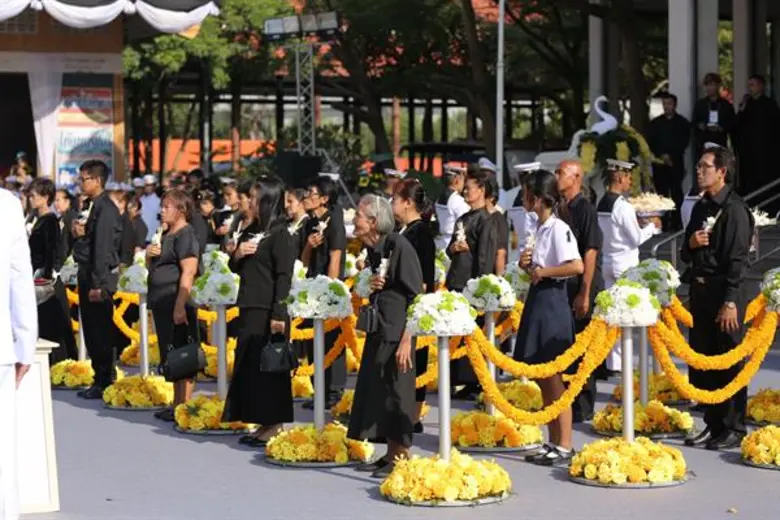 อบต.ในคลองบางปลากด พร้อมชาว พระสมุทรเจดีย์ จ.สมุทรปราการ พร้อมใจร่วมถวายความอาลัย ในหลวงรัชกาลที่ 9 กว่าครึ่งแสน!!