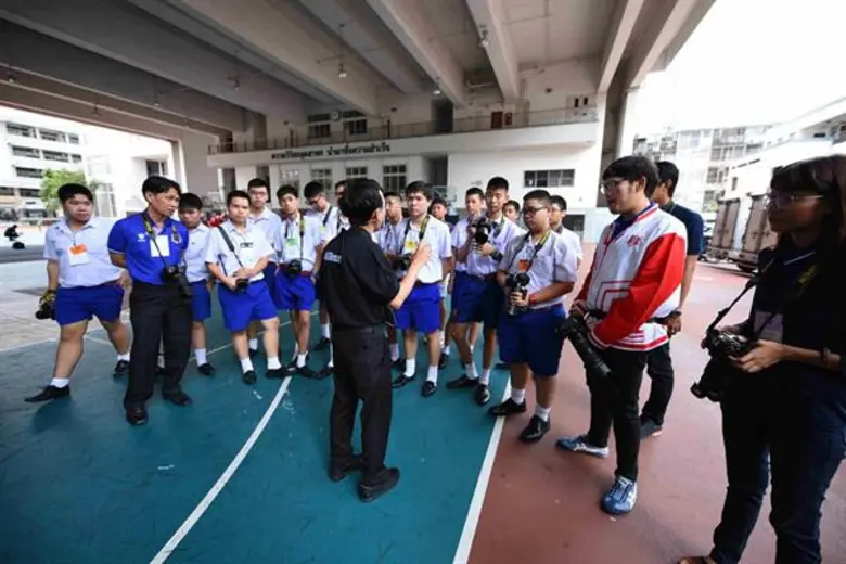 นิคอนร่วมเป็นส่วนหนึ่งของโครงการส่งเสริมเยาวชนรักการถ่ายภาพซึ่งจัดโดย สมาคมธุรกิจการถ่ายภาพในวาระพิเศษครบรอบ 50 ปีของการก่อตั้งสมาคมฯ