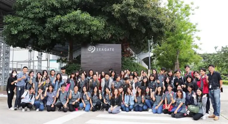 Mr. Warich Weerawattanaphong (2nd row, 2n...