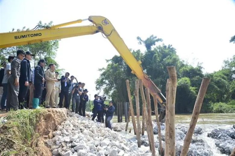 “บิ๊กฉัตร” ลุยตรวจน้ำท่วมอีสาน ประสานทร.ส่งเรือผลักดันน้ำเร่งระบายน้ำแม่น้ำชีช่วง จ.กาฬสินธุ์ และ ร้อยเอ็ด วางแผนลดการระบายน้ำเขื่อนอุบลรัตน์ 25 ล้าน ลบ.ม./วัน ภายใน 10 พ.ย. นี้ พร้อมเร่งแผนสร้างแก้มลิงรับน้ำในพท.อีสาน